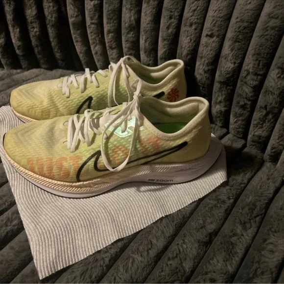 Nike Gradient Yellow Pegasus Sneakers excellent condition 8.5 - Picture 2 of 9